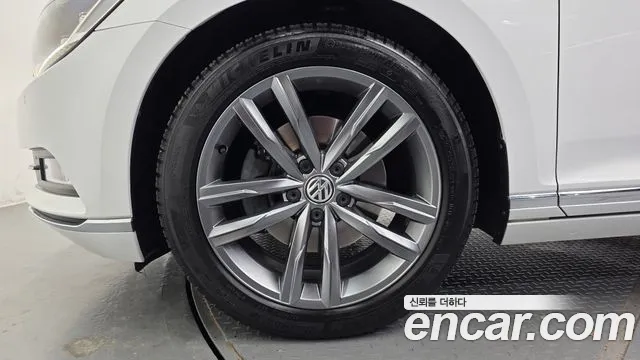 Volkswagen Passat (North America and China) 2018 thumb 5