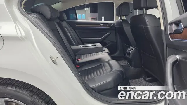 Volkswagen Passat (North America and China) 2018 thumb 12