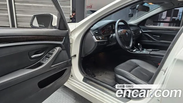 BMW 5-Series 2012 thumb 10