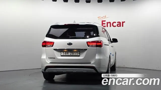 Kia Carnival 2015 thumb 4