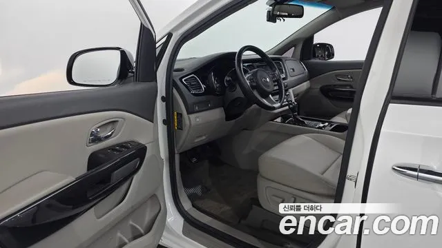 Kia Carnival 2015 thumb 10