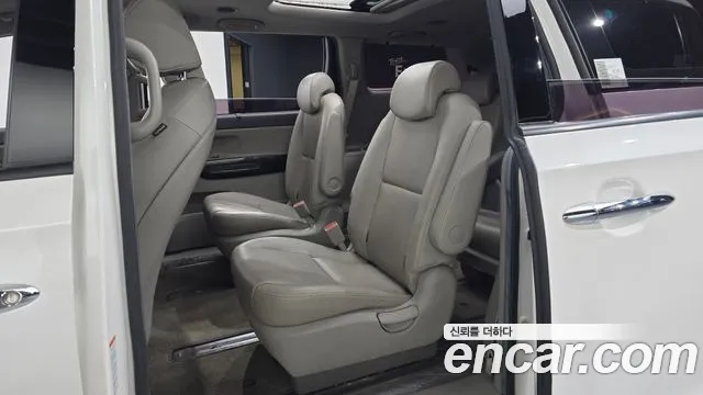 Kia Carnival 2015 thumb 11