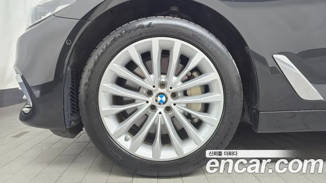 BMW 5-Series 2020 thumb 4