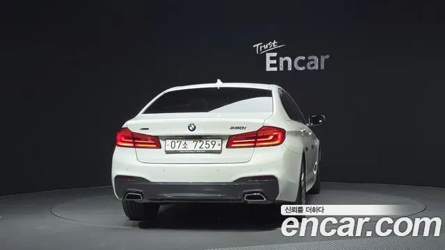 BMW 5-Series 2017 thumb 4