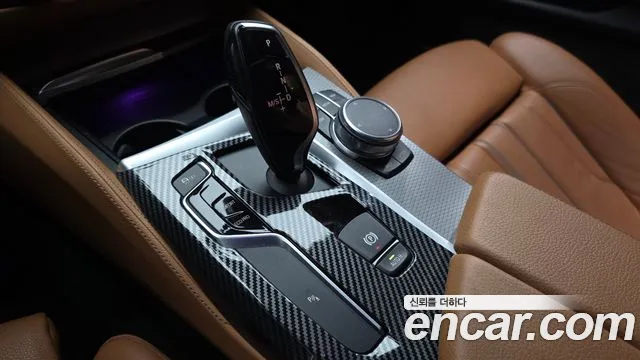 BMW 5-Series 2017 thumb 9