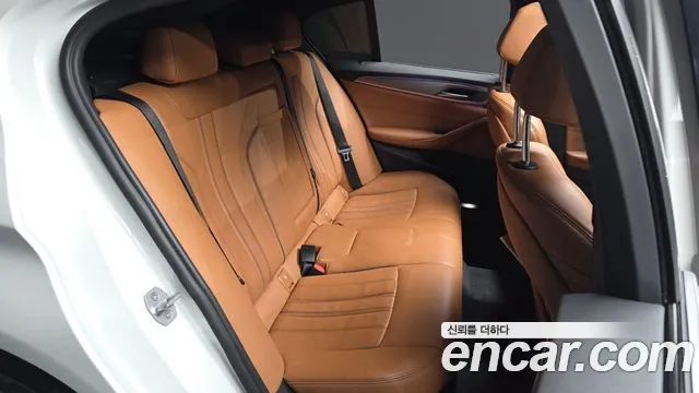 BMW 5-Series 2017 thumb 12