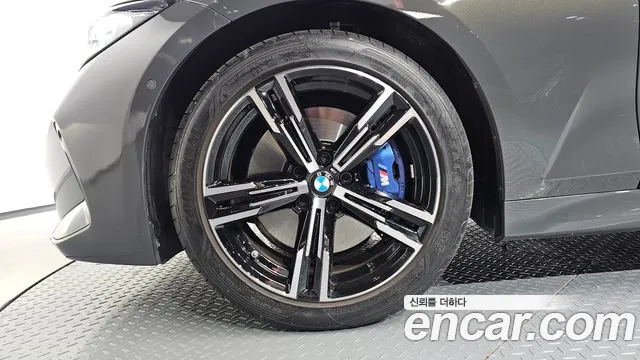 BMW 3-Series 2025 thumb 4