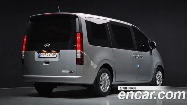 Hyundai Staria 2025 thumb 2
