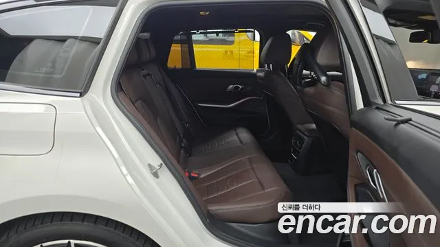 BMW 3-Series 2025 thumb 11