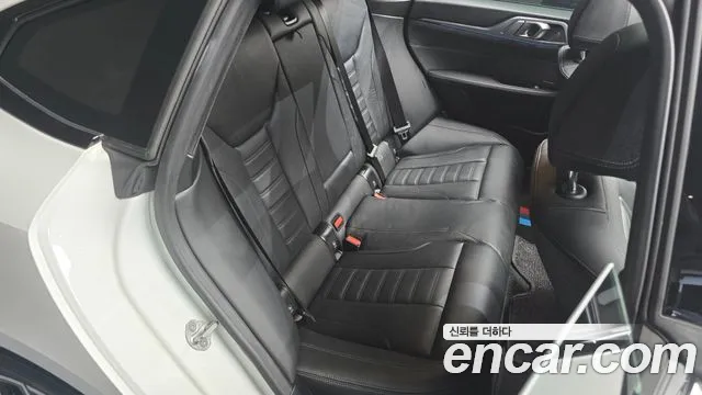 BMW i4 2023 thumb 11