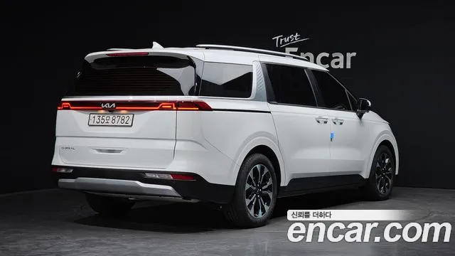 Kia Carnival 2023 thumb 2