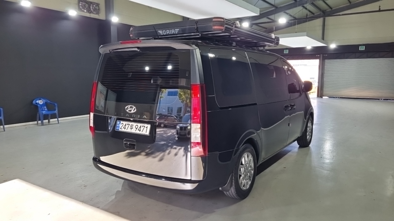 Hyundai Staria 2023 thumb 2