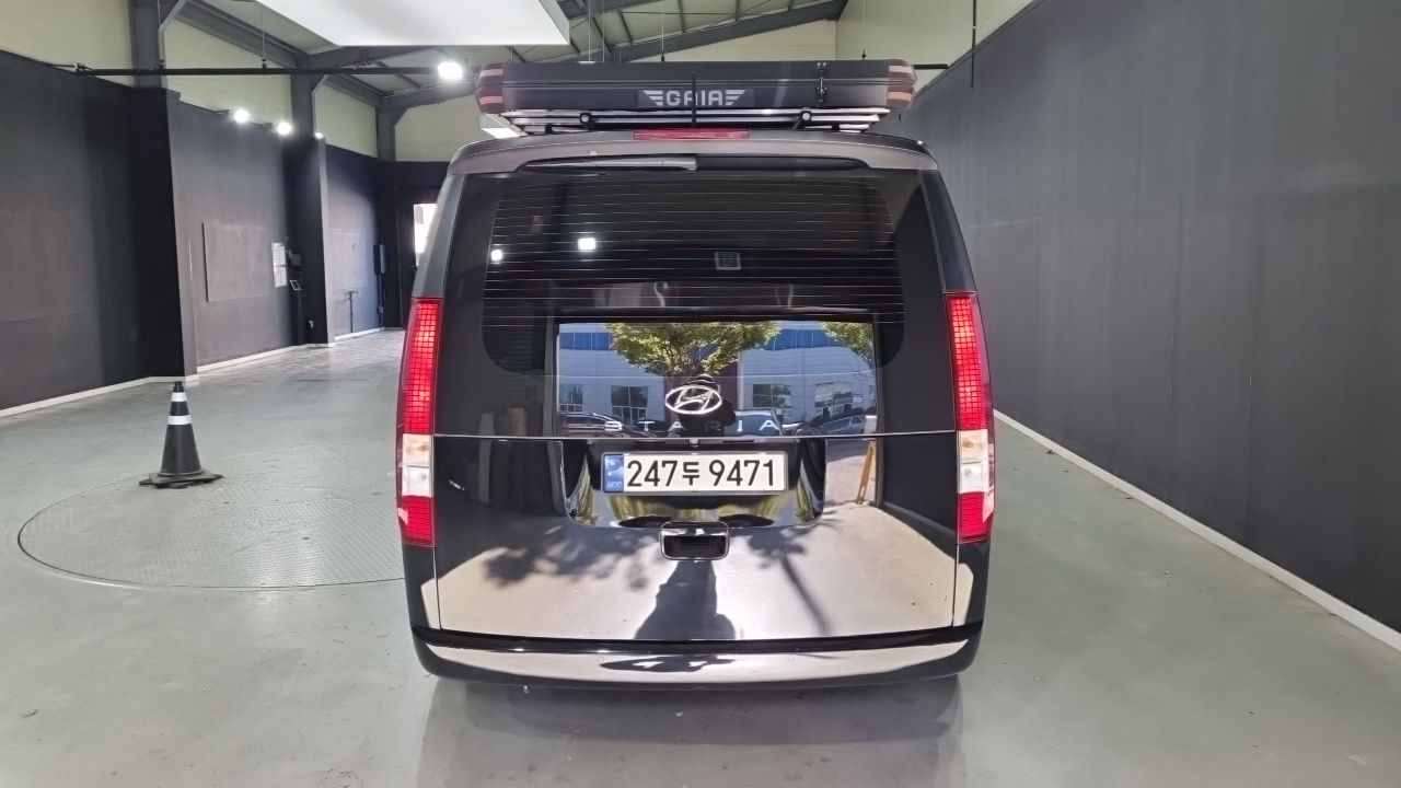 Hyundai Staria 2023 thumb 4