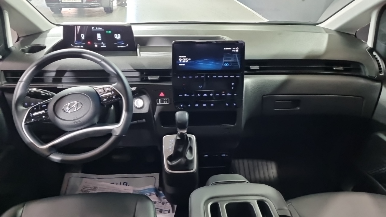 Hyundai Staria 2023 thumb 7