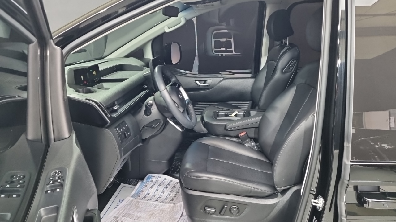 Hyundai Staria 2023 thumb 10