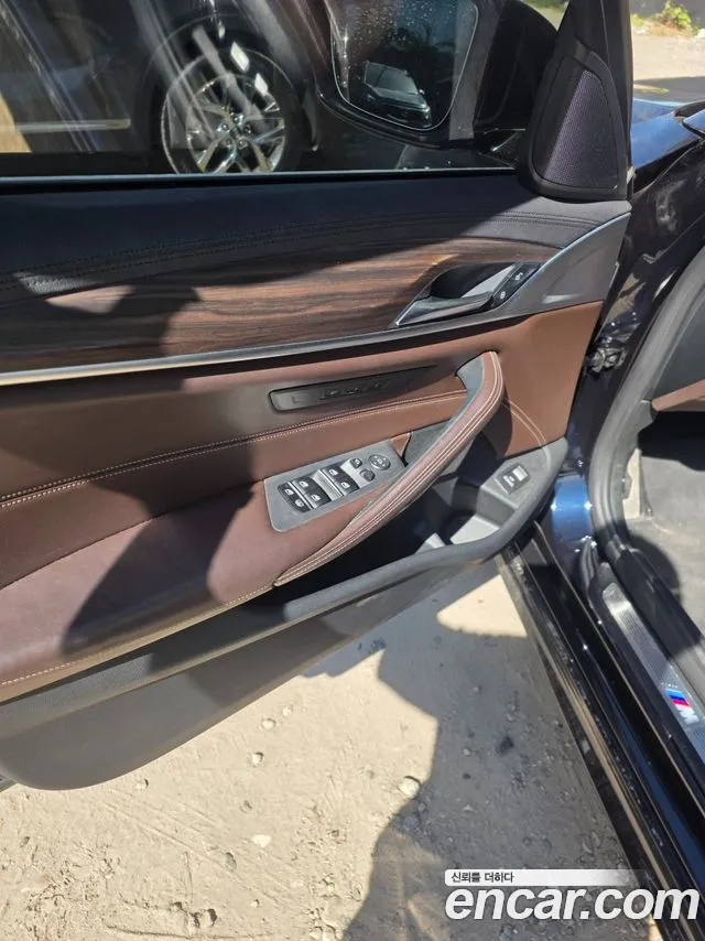 BMW 5-Series 2017 thumb 7