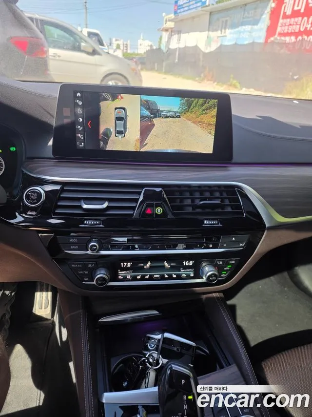 BMW 5-Series 2017 thumb 10