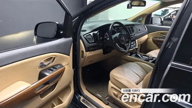 Kia Carnival 2016 thumb 10