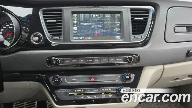 Kia Carnival 2017 thumb 10