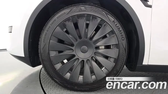 Tesla Model Y 2023 thumb 5