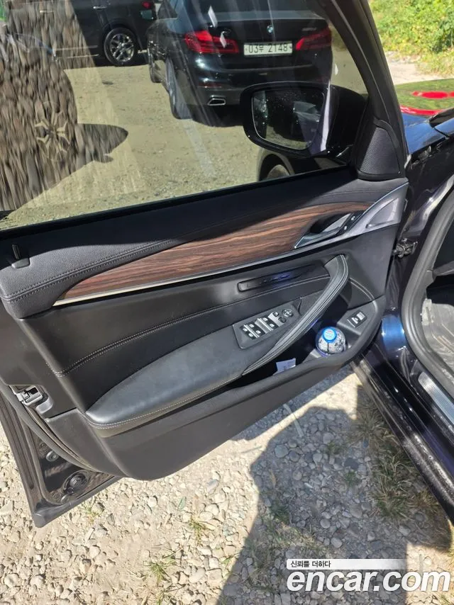 BMW 5-Series 2017 thumb 9
