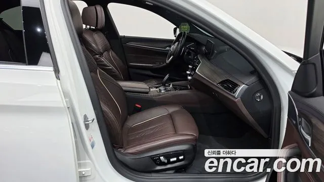 BMW 5-Series 2020 thumb 11