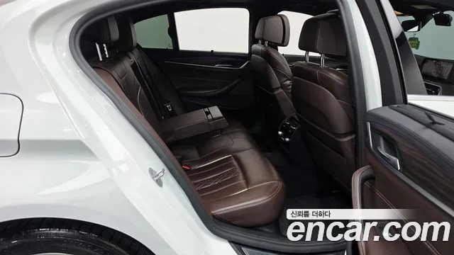 BMW 5-Series 2020 thumb 12