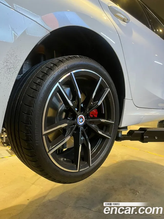 BMW 3-Series 2025 thumb 9