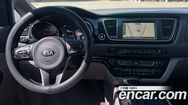 Kia Carnival 2017 thumb 10