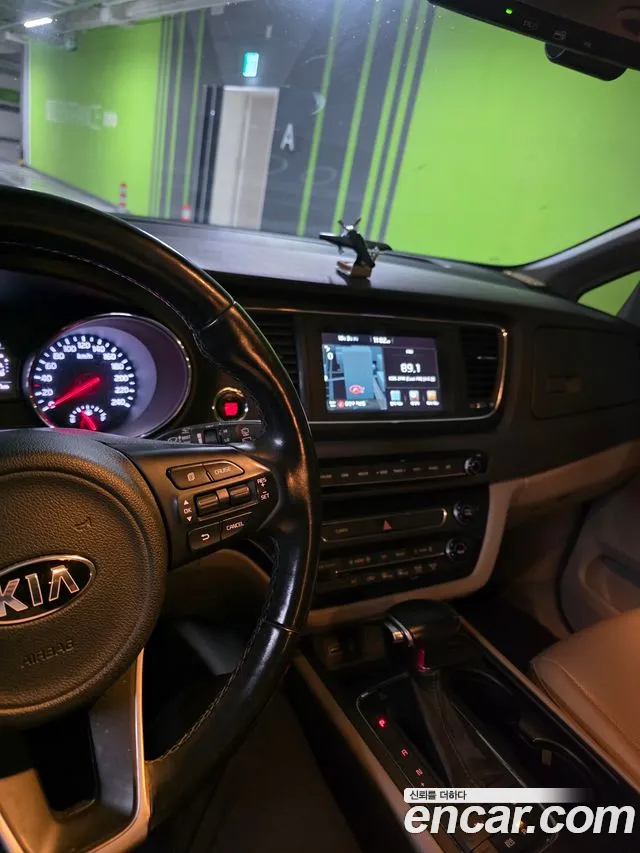 Kia Carnival 2016 thumb 6