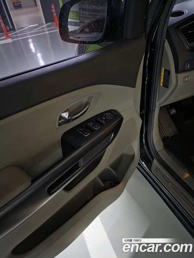 Kia Carnival 2016 thumb 10