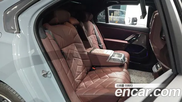 BMW 7-Series 2024 thumb 11