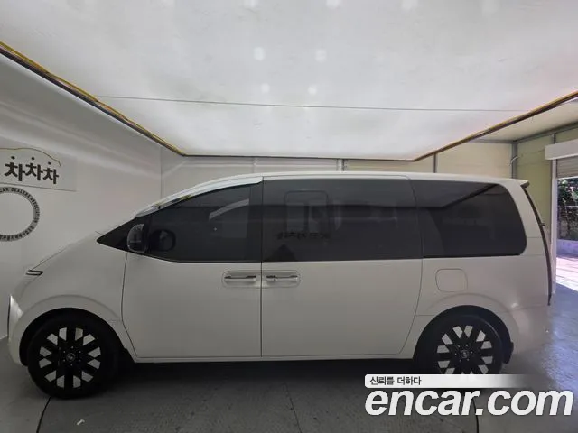 Hyundai Staria 2024 thumb 2
