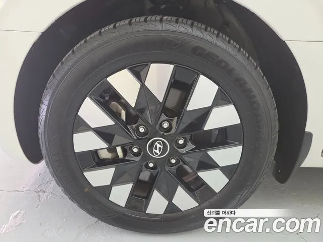 Hyundai Staria 2024 thumb 5