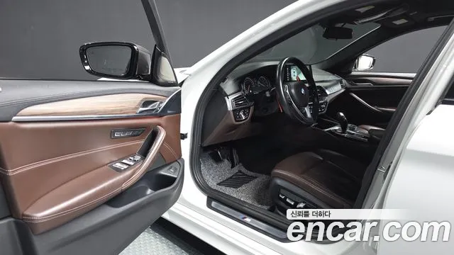 BMW 5-Series 2017 thumb 10