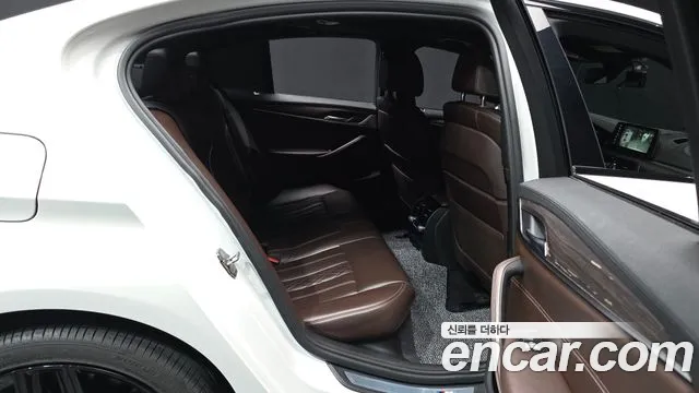 BMW 5-Series 2017 thumb 12
