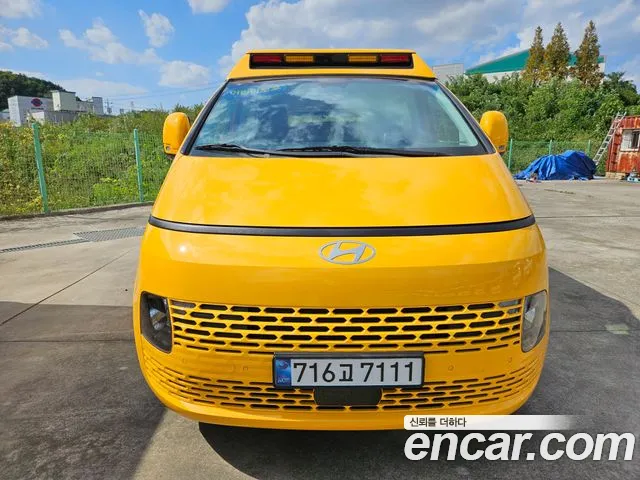 Hyundai Staria 2025 thumb 2