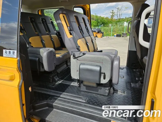 Hyundai Staria 2025 thumb 9