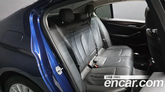 BMW 5-Series 2019 thumb 11