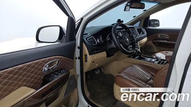 Kia Carnival 2016 thumb 10