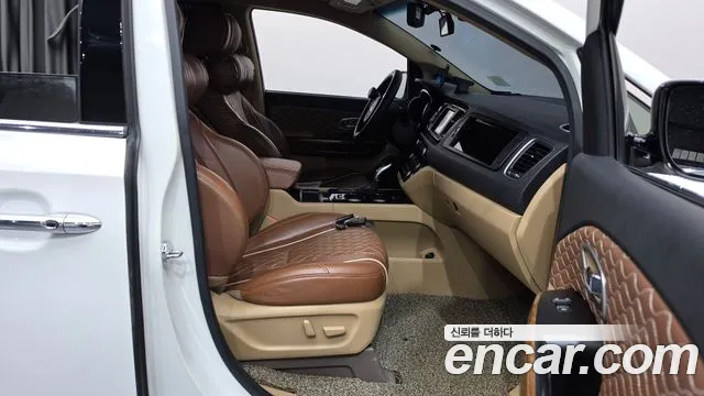 Kia Carnival 2016 thumb 11