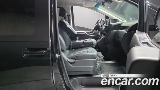Hyundai Staria 2025 thumb 11