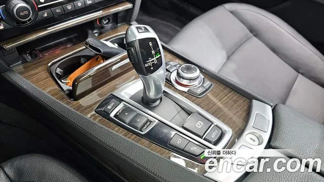BMW 7-Series 2010 thumb 9
