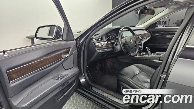 BMW 7-Series 2010 thumb 10