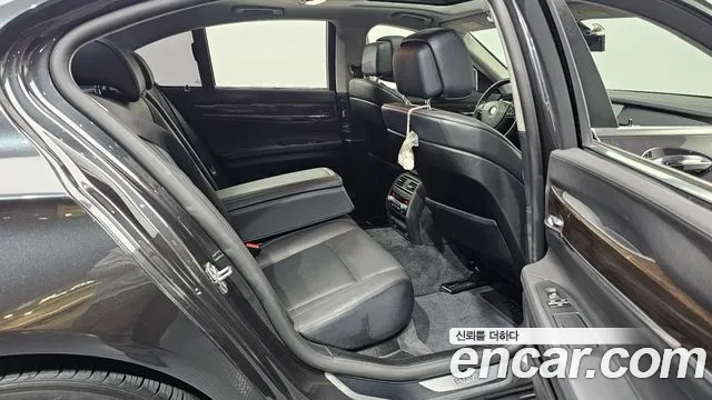 BMW 7-Series 2010 thumb 11