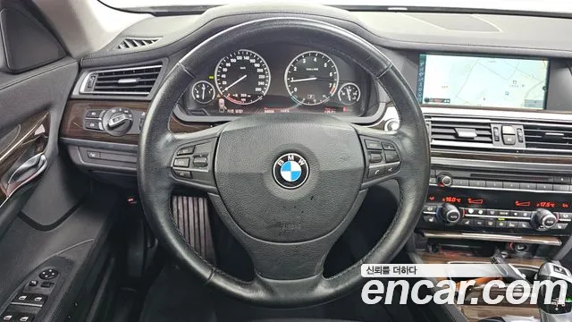 BMW 7-Series 2010 thumb 12
