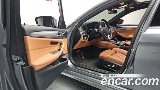 BMW 5-Series 2017 thumb 10
