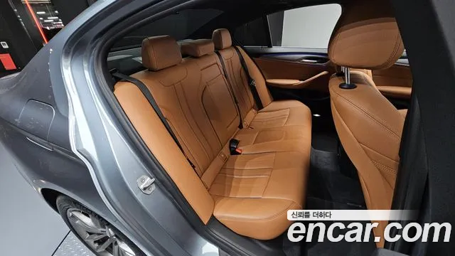 BMW 5-Series 2017 thumb 11