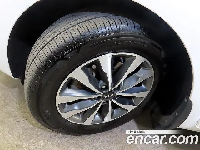 Kia Carnival 2015 thumb 5