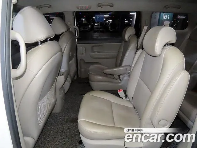 Kia Carnival 2015 thumb 10